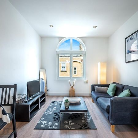 One-Bed Flat, Kensington, Bank Payment To The Host Within 24H From The Reservation Apartman London Kültér fotó
